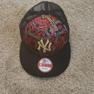 NWT YANKEES SNAPBACK. SZ MED/LG